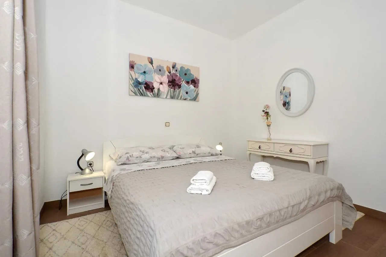 Apartment Una Seget Vranjica